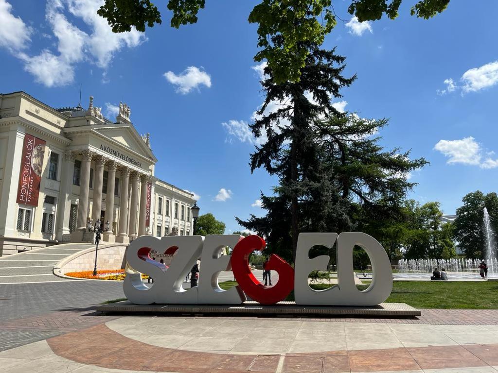 Romantic Riverview Bestern Сегед Экстерьер фото